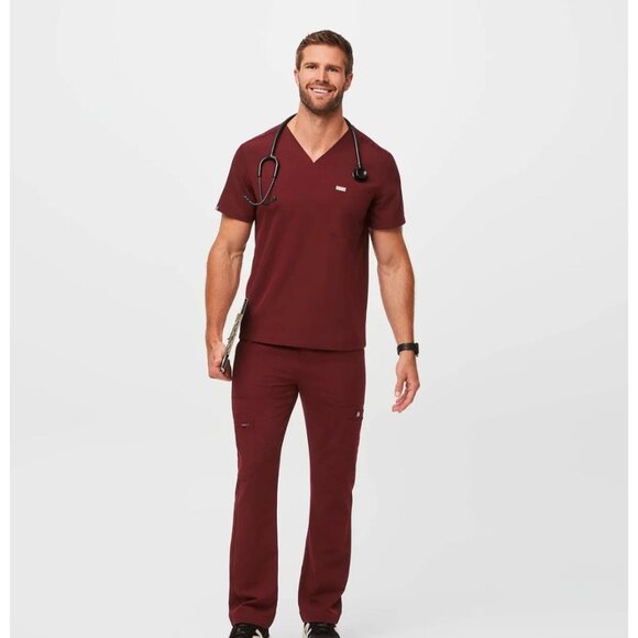 NEW! Figs Chisec Three Pocket Scrub Top Burgundy Men's SZ XXL - Picture 2 of 12